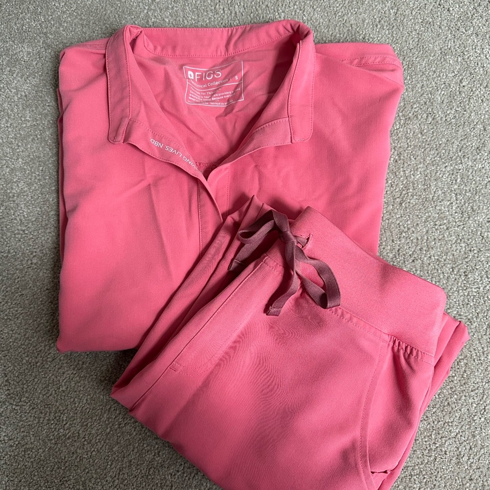 Figs Women's Pink Scrub Set